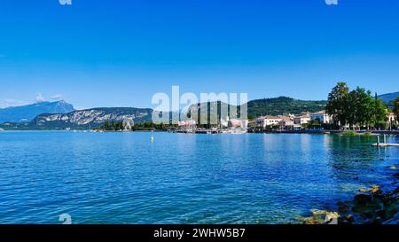 Vue de Bardolino sur le lac de Garde Banque D'Images