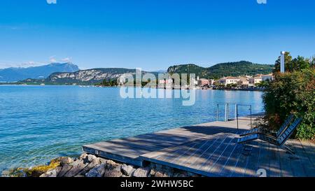 Vue sur le port et le front de mer à Bardolino sur le lac de Garde Banque D'Images