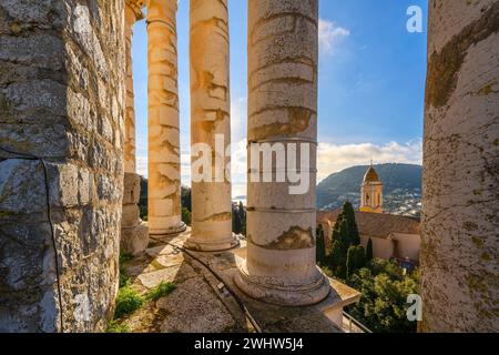 Vue de l'intérieur des colonnes au sommet de l'ancien Trophée romain d'Auguste monument de la mer Méditerranée et église de la Turbie, France. Banque D'Images