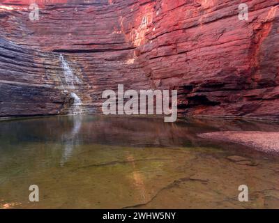 Joffre Falls et étang dans Joffre gorge, parc national de Karijini, Australie occidentale Banque D'Images