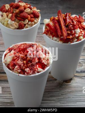 Groupe de collations mexicaines, plusieurs cors dans des tasses, trolelote, préparé avec du Chili, des arachides, des frites, de la sauce chamoy, délicieux Banque D'Images