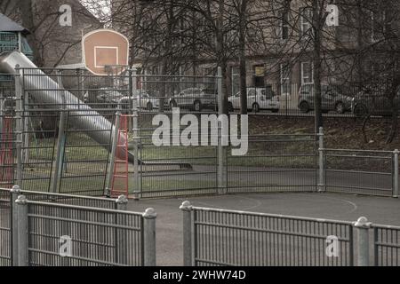 Edimbourg, Écosse, 19 janvier 2024 - panneau de basket-ball avec l'anneau métallique cerceau dans les terrains de basket-ball extérieurs au centre-ville. Espace pour texte, S Banque D'Images