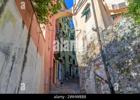 Un quartier résidentiel de ruelles étroites, tunnels et escaliers dans le quartier de la Pigna di Sanremo, la vieille ville médiévale de Sanremo, en Italie. Banque D'Images