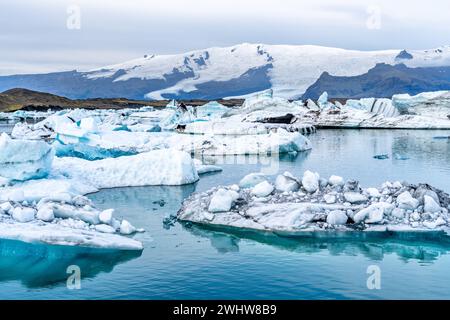 Les eaux bleues incroyables de la lagune glaciaire (Jökulsárlón) en Islande Banque D'Images