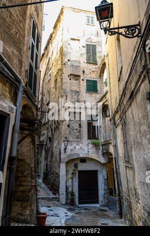 Un quartier résidentiel de ruelles étroites, tunnels et escaliers dans le quartier de la Pigna di Sanremo, la vieille ville médiévale de Sanremo, en Italie. Banque D'Images