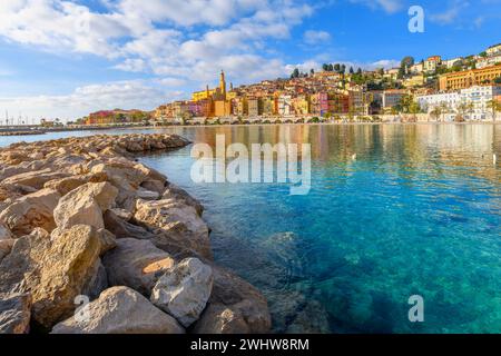 Paysage urbain de la vieille ville pittoresque et colorée et la plage des Sablettes et promenade le long de la Côte d'Azur Côte d'Azur French Riviera à Menton, France. Banque D'Images