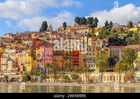 Vue sur la façade colorée et la vieille ville médiévale avec le cimetière du Vieux Château au sommet, de la plage en bord de mer pittoresque Menton France Banque D'Images