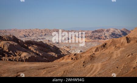 Un panorama des étranges formations rocheuses et salines de la vallée de la Luna, vallée de la Lune, dans le désert d'Atacama, Chili. Banque D'Images