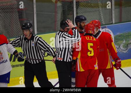 Cardiff, 11 février 2024. Daniel Beresford et Clement Goncalves interviennent pour séparer les joueurs de Chine et de Serbie lors de leur match de qualification olympique de hockey sur glace au Vindico Arena, Cardiff. Crédit : Colin Edwards/Alamy Live News. Banque D'Images