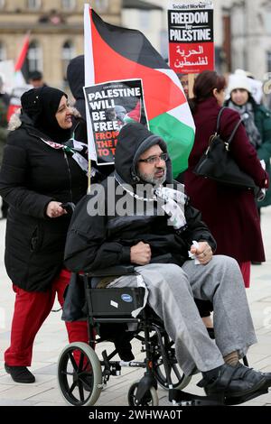 Rochdale, UK.11th février, 2024. George Galloway parle lors d'une veillée de paix pour Gaza devant la mairie de Rochdale. George appelle à un cessez-le-feu en Palestine et critique la position des partis travaillistes et le soutien à Israël. George Galloway se présente aux élections locales après la mort de Tony Lloyd et place Gaza au premier plan de sa campagne. La veillée a été bien fréquentée par les familles locales. Rochdale, Royaume-Uni. Banque D'Images