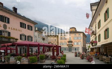 Poschiavo, Suisse - 14 octobre 2023 : place historique entourée de bâtiments anciens Banque D'Images