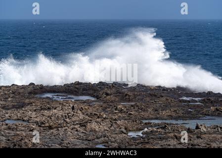 Haute pulvérisation des vagues qui s'écrasent sur la côte agitée de Tenesera Banque D'Images