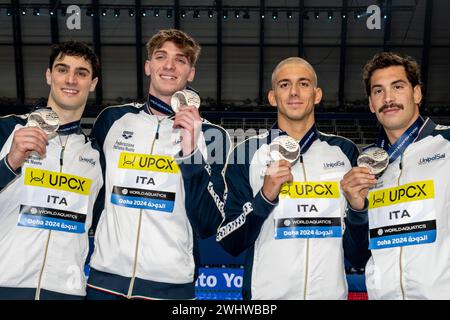 Doha, Qatar. 11 février 2024. Les athlètes de l'équipe Italie Lorenzo Zazzeri, Alessandro Miressi, Paolo Conte Bonin, Manuel frigo montrent la médaille d'argent après avoir participé à la natation 4x100m. Relais masculin Freestyle aux 21èmes Championnats du monde de natation à l’Aspire Dome à Doha (Qatar), le 11 février 2024. Crédit : Insidefoto di andrea staccioli/Alamy Live News Banque D'Images