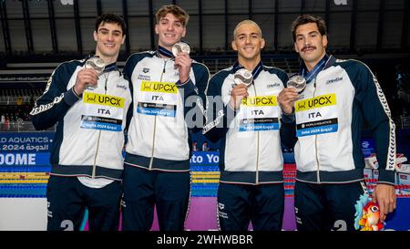 Doha, Qatar. 11 février 2024. Italie - Lorenzo Zazzeri, Alessandro Miressi, Paolo Conte Bonin, Manuel frigo montre la médaille d'argent après avoir participé au 4x100m de natation. Medley hommes relaient aux 21èmes Championnats du monde de natation à l’Aspire Dome à Doha (Qatar), le 11 février 2024. Crédit : Insidefoto di andrea staccioli/Alamy Live News Banque D'Images