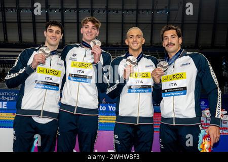 Doha, Qatar. 11 février 2024. Les athlètes de l'équipe Italie Lorenzo Zazzeri, Alessandro Miressi, Paolo Conte Bonin, Manuel frigo montrent la médaille d'argent après avoir participé à la natation 4x100m. Relais masculin Freestyle aux 21èmes Championnats du monde de natation à l’Aspire Dome à Doha (Qatar), le 11 février 2024. Crédit : Insidefoto di andrea staccioli/Alamy Live News Banque D'Images