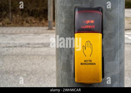 Gelber Ampeldrücker mit Hinweis und Signalanzeige 10.02.24, Limbourg : Symbolfoto, Illustrationsbild, Symbolbild, Illustrationsfoto Gelber Ampeldrücker mit Hinweis und Signalanzeige Ein detailreiches Foto eines gelben Ampeldrückers, eingefasst in ein ein robustes Gehäuse. Auf dem Drücker ist deutlich der Hinweis Bitte drücken zu erkennen. Umgeben wird der Drücker von roten Leuchtdioden LEDs, die den Passanten signalisieren, dass ihr Signalwunsch registriert wurde und das signal demnächst kommt. Die kombination aus der auffälligen gelben Farbe des Drückers und den leuchtenden roten LEDs macht dieses Banque D'Images