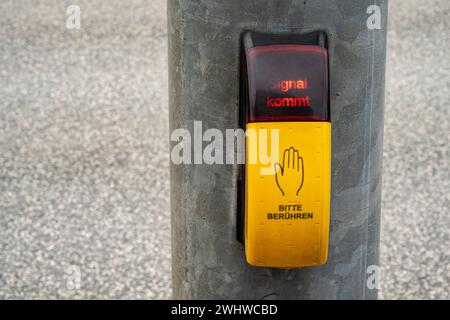 Gelber Ampeldrücker mit Hinweis und Signalanzeige 10.02.24, Limbourg : Symbolfoto, Illustrationsbild, Symbolbild, Illustrationsfoto Gelber Ampeldrücker mit Hinweis und Signalanzeige Ein detailreiches Foto eines gelben Ampeldrückers, eingefasst in ein ein robustes Gehäuse. Auf dem Drücker ist deutlich der Hinweis Bitte drücken zu erkennen. Umgeben wird der Drücker von roten Leuchtdioden LEDs, die den Passanten signalisieren, dass ihr Signalwunsch registriert wurde und das signal demnächst kommt. Die kombination aus der auffälligen gelben Farbe des Drückers und den leuchtenden roten LEDs macht dieses Banque D'Images