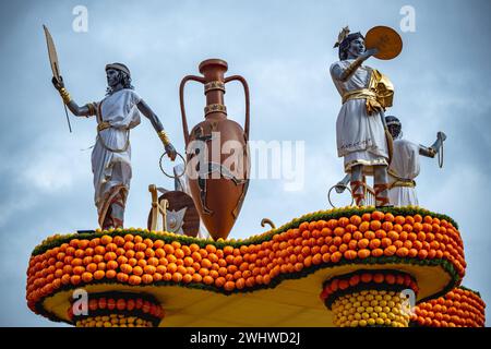 Un festival de carnaval unique avec d'énormes compositions d'agrumes et des sculptures au célèbre festival du citron dans la ville française de Menton Banque D'Images