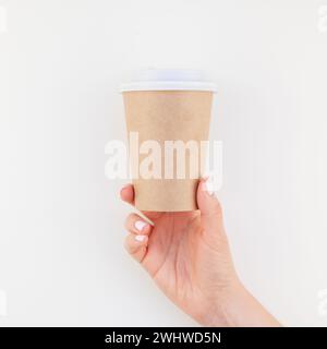 Maquette de tasse de café dans la main féminine Banque D'Images