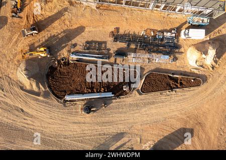 Photographie par drone du chantier de construction et de l'aménagement paysager pendant la journée ensoleillée d'automne Banque D'Images