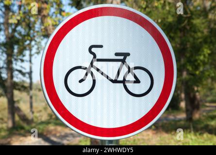 La vue rapprochée du panneau d'avertissement de la ville de Kacergine interdisant de faire du vélo (Lituanie). Banque D'Images