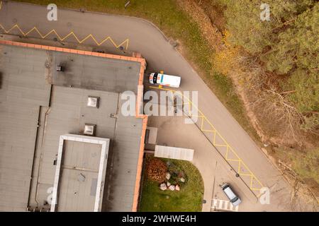 Photographie par drone d'ambulance pendant la journée ensoleillée d'automne Banque D'Images