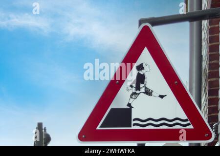 Panneau avertissant du danger de glisser dans l'eau Banque D'Images