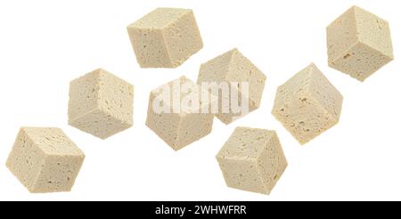 Cubes de fromage tofu isolés sur fond blanc, pleine profondeur de champ Banque D'Images