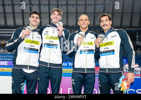 Doha, Qatar. 11 février 2024. Lorenzo Zazzeri, Alessandro Miressi, Paolo Conte Bonin et Manuel frigo, d’Italie, montrent la médaille d’argent après avoir participé au tournoi de natation 4x100m Freestyle hommes lors du 21e Championnat du monde de natation aquatique à l’Aspire Dome à Doha (Qatar), le 11 février 2024. Crédit : Insidefoto di andrea staccioli/Alamy Live News Banque D'Images