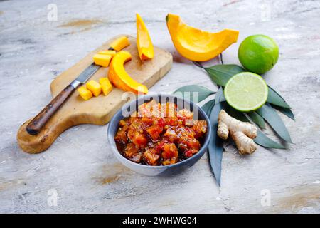 Chutney traditionnel de citrouille indien au citron et au gingembre servi en gros plan dans un bol design Banque D'Images