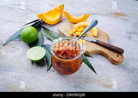 Chutney traditionnel de citrouille indien avec citron servi en gros plan dans un pot de conserve Banque D'Images