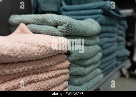 Serviettes de bain et serviettes de bain en coton. Serviettes de bain. Les serviettes de bain en coton colorées s'empilent. Banque D'Images