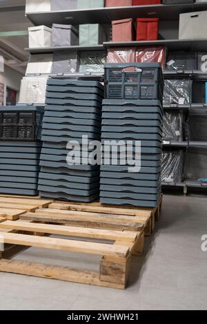 Image de boîtes en plastique pour le transport. Pile de nombreuses palettes en plastique. Panier de rangement en plastique, tiroir de cuisine pour stocker les légumes. Banque D'Images