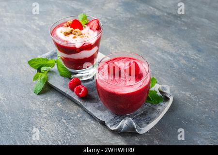 Soupe traditionnelle aux fraises surgelée avec crème glacée aux fraises et mousse de framboise avec yaourt et fruits servis en gros plan Banque D'Images