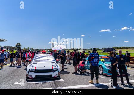 Sandown Park, Australie. 11 février 2024. Les spectateurs affluent sur la grille de pré-course avant la course 2 de la SuperCheap Auto TCR Australia Series dimanche à la Shannon’s Speed Series Race Sandown Credit : James Forrester/Alamy Live News Banque D'Images