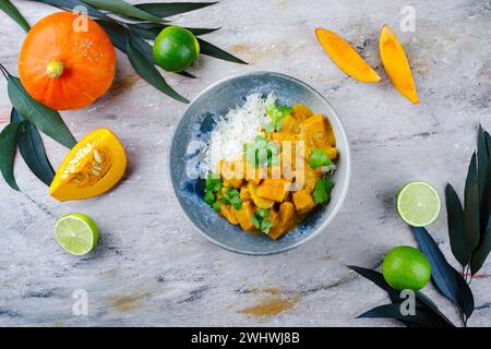 Ragoût végétarien traditionnel indien au curry avec patates douces Banque D'Images