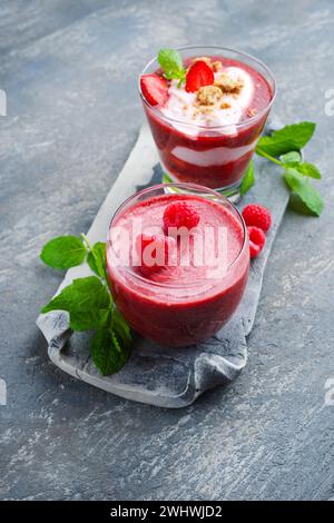 Soupe traditionnelle aux fraises surgelée avec crème glacée aux fraises et mousse de framboise avec yaourt et fruits servis en gros plan Banque D'Images