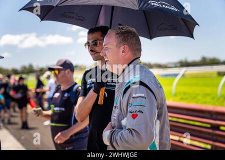 Sandown Park, Australie. 11 février 2024. Brad Harris (#74) rit avec son équipe lors de la marche de grille avant la course 2 des SuperCheap Auto TCR Australia Series dimanche à la Shannon’s Speed Series Race Sandown Credit : James Forrester/Alamy Live News Banque D'Images