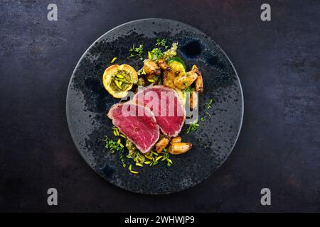 Filet de bœuf de chianina italien frit très rare avec des champignons Banque D'Images