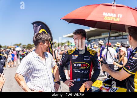 Sandown Park, Australie. 11 février 2024. Zac Soutar (#110) rencontre les fans lors de la marche avant la course 2 des SuperCheap Auto TCR Australia Series dimanche à la Shannon’s Speed Series Race Sandown Credit : James Forrester/Alamy Live News Banque D'Images