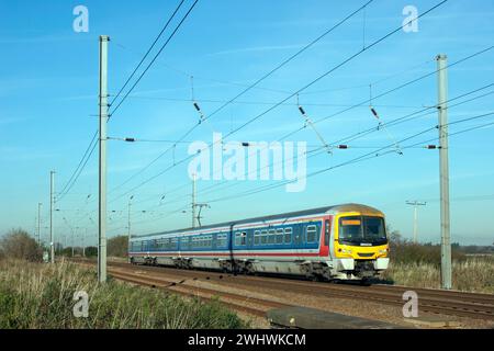 Une unité multiple électrique de classe 365 numéro 365534 travaillant pour un service Great Northern à Conington Fen le 19 novembre 2005. Banque D'Images