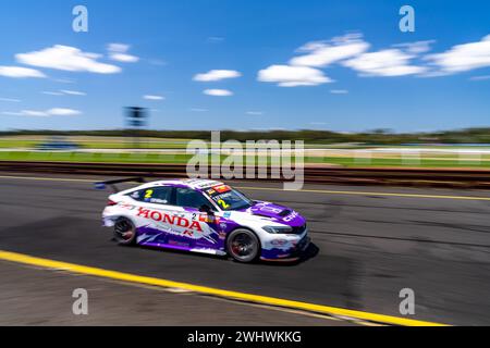 Sandown Park, Australie. 11 février 2024. Tony D’Alberto (#2) sur la ligne droite principale vers le virage 1 dimanche à la Shannon’s Speed Series Race Sandown Credit : James Forrester/Alamy Live News Banque D'Images