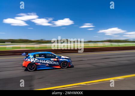 Sandown Park, Australie. 11 février 2024. Ben Bargwanna (#71) descend la ligne droite principale vers le virage 1 dimanche à la course Shannon’s Speed Series Sandown Credit : James Forrester/Alamy Live News Banque D'Images