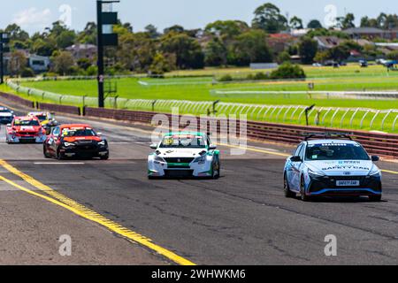 Sandown Park, Australie. 11 février 2024. Safety car est sorti lors de la SuperCheap Auto TCR Australia Series après que Marcus LADelle (#99) s’est écrasé dimanche à la Shannon’s Speed Series Race Sandown Credit : James Forrester/Alamy Live News Banque D'Images