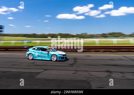 Sandown Park, Australie. 11 février 2024. John Martin (#76) sur la ligne droite principale vers le virage 1 dimanche à la Shannon’s Speed Series Race Sandown Credit : James Forrester/Alamy Live News Banque D'Images