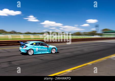 Sandown Park, Australie. 11 février 2024. John Martin (#76) sur la ligne droite principale vers le virage 1 dimanche à la Shannon’s Speed Series Race Sandown Credit : James Forrester/Alamy Live News Banque D'Images