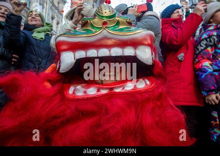 Moscou, Russie. 10 février 2024. Les artistes interprètent une danse du lion chinois pendant la célébration du nouvel an lunaire chinois dans une rue pendant le Festival du nouvel an chinois à Kamergersky Lane à Moscou, en Russie Banque D'Images