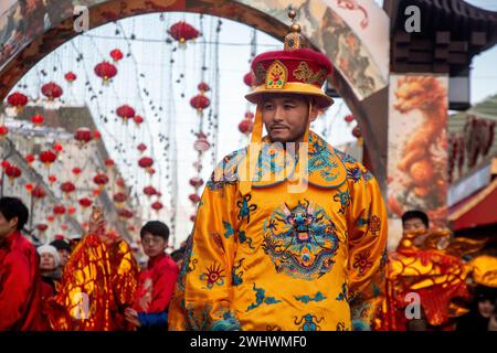 Moscou, Russie. 10 février 2024. Un Chinois vêtu du costume de l'empereur chinois se produit dans une rue pendant le Festival du nouvel an chinois à Kamergersky Lane à Moscou, en Russie Banque D'Images