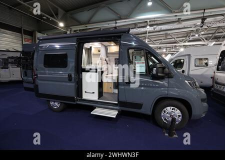 Camping car expo au Parc Expo de Mulhouse, France. Plus de 150 camping-cars, fourgonnettes, fourgonnettes converties et caravanes exposent pour cette occasion. Banque D'Images