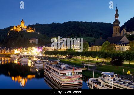 Vue de la ville de Cochem sur la Moselle avec Reichsburg dans la soirée, Allemagne, Europe Banque D'Images